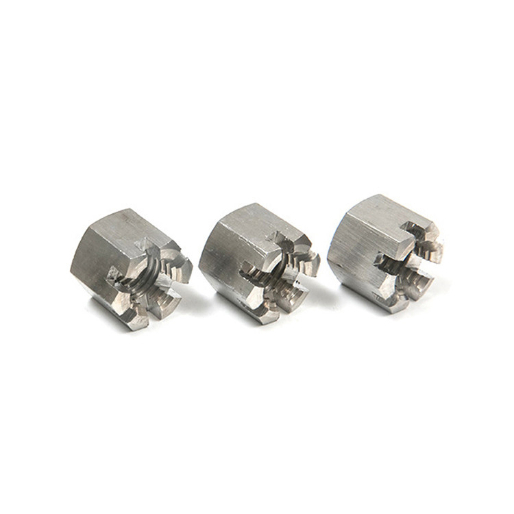 La fixation est facilitée par une bride en acier inoxydable M30 hexagonale de type DIN935